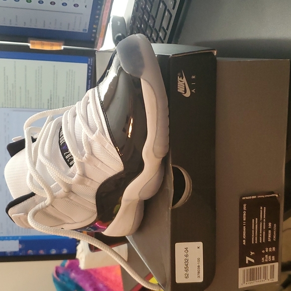 Air Jordan 11 retro - Picture 2 of 4